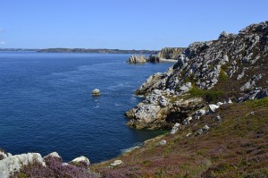 Lâattribut alt de cette image est vide, son nom de fichier est bretagne-corniche-cote-sauvage-300x199.jpg.